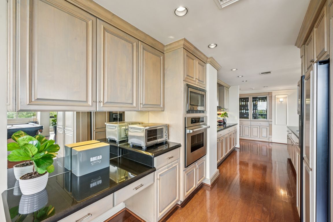 Briar Hollow Ln-2106-014.jpg