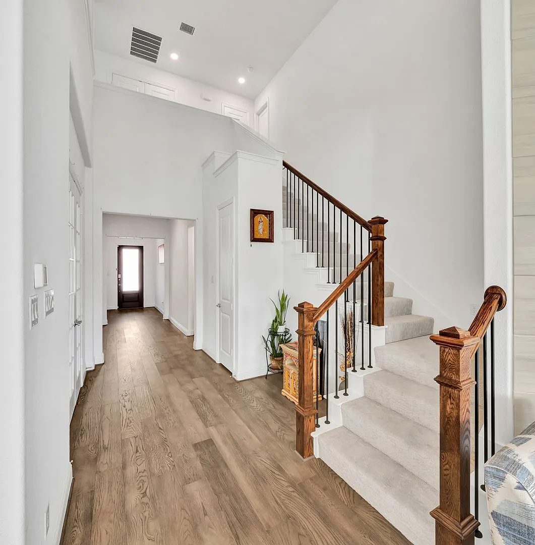 Beautiful luxury home with two floors, nestled in a serene greenbelt, offering 3 spacious bedroom... — Photo 3