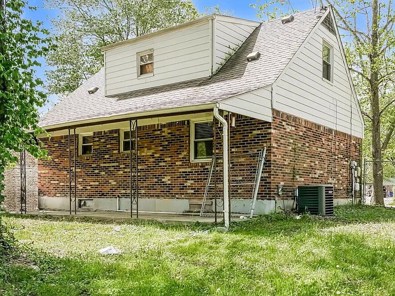 2402 Parliament Ct — Photo 18
