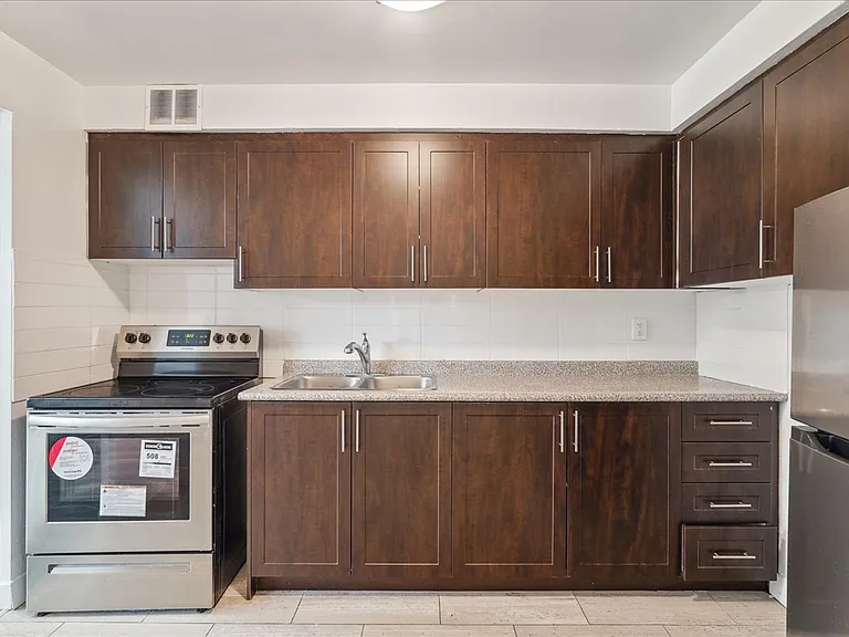 370 McCowan Rd — Photo 1