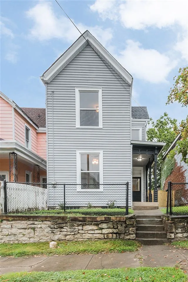 137 Ward Ave photo 1