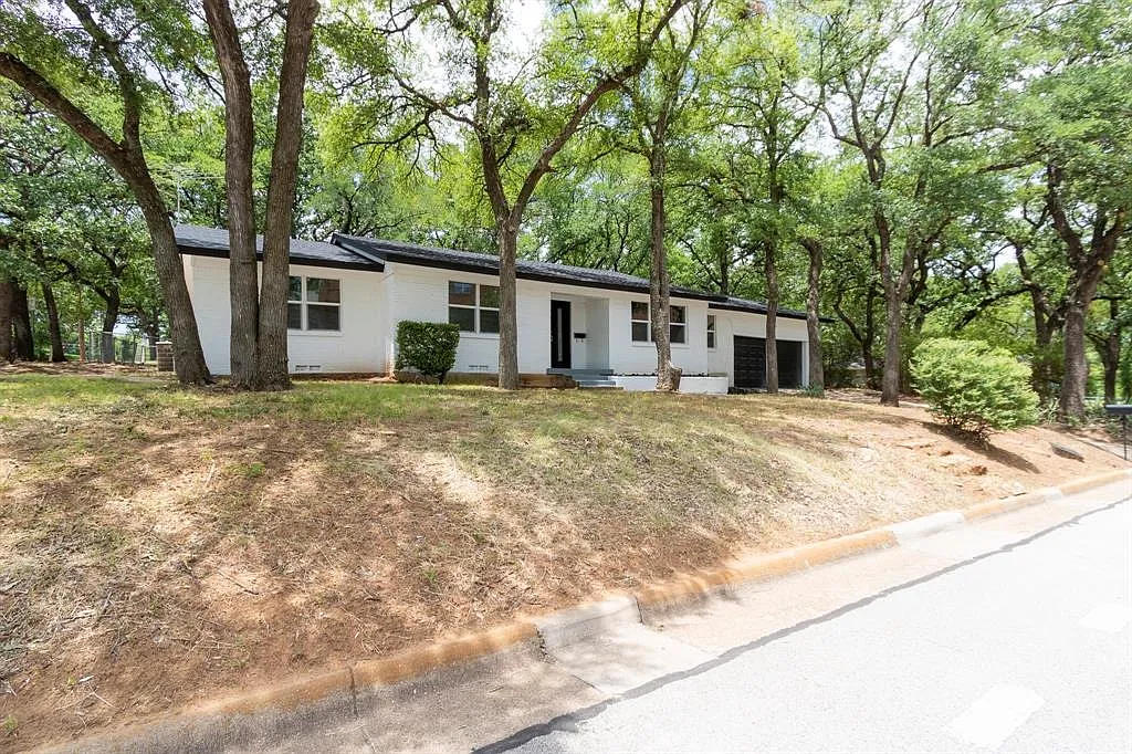 Building Photo - 1230 S Pecan St