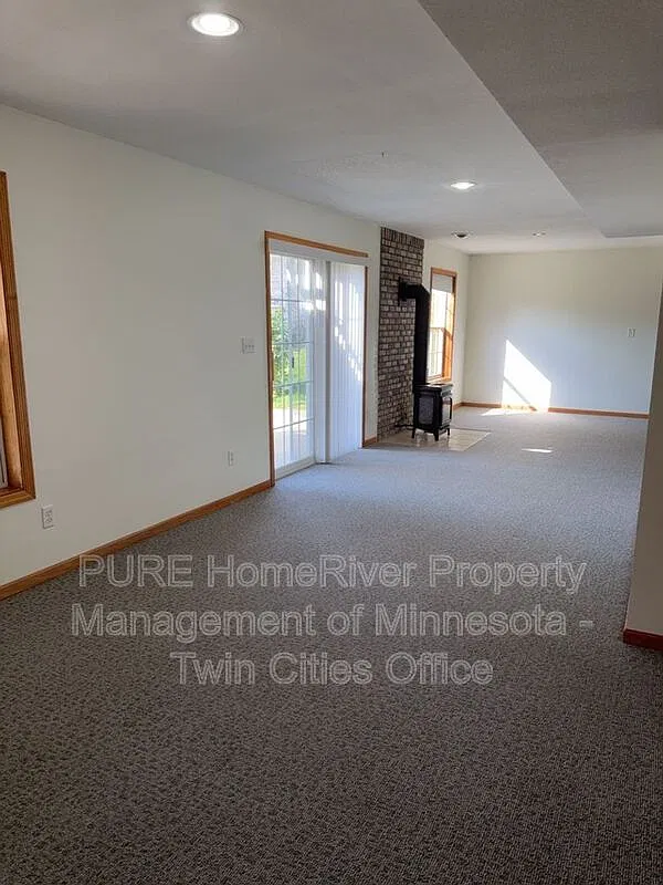 4 bed, 3.5 bath, 4000 sqft, $3,199 — Photo 4
