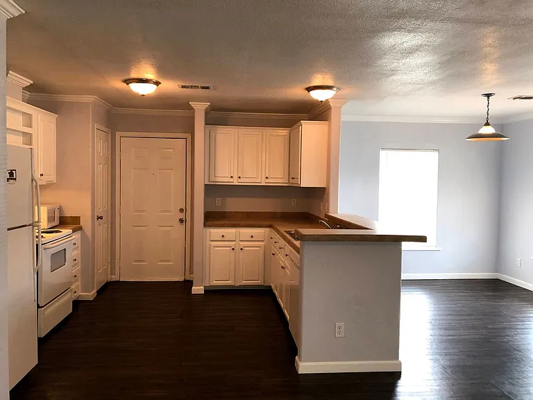 168 Varsity Dr — Photo 2