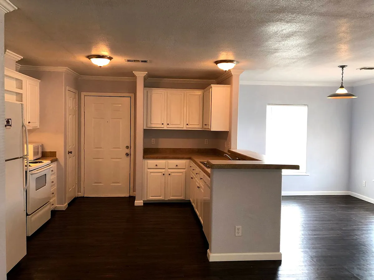 Building Photo - 168 Varsity Dr