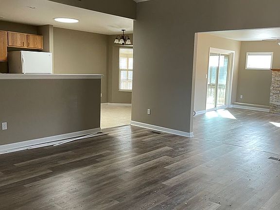5th image of 47 Wild Rose Dr