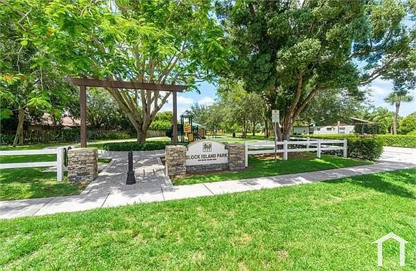 1367 Riverside Cir #1 — Photo 36