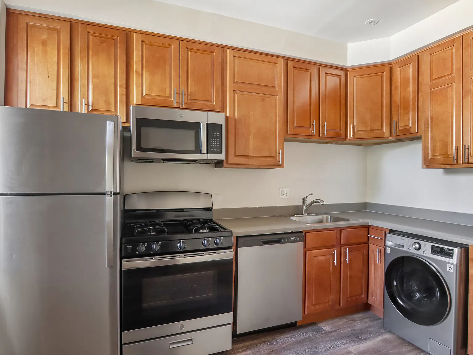 801 Seward St — Photo 4