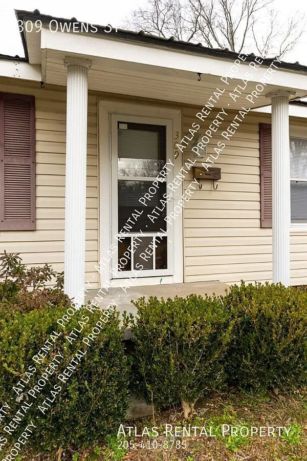 Pet-Friendly 3BR Home with Granite Kitchen & Large Yard! — Photo 4