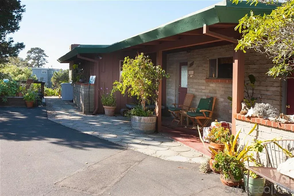 3 bed, 2.0 bath, 2000 sqft, $6,495 — Photo 3