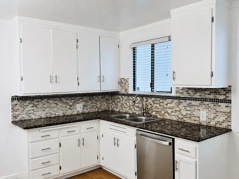 27-29 Iris Ave — Photo 9