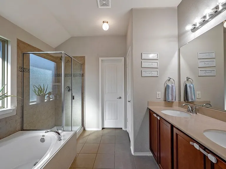 2413 Michelle Creek Dr — Photo 13