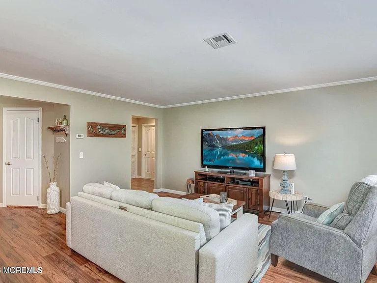 606 Bay Ave #6 — Photo 5