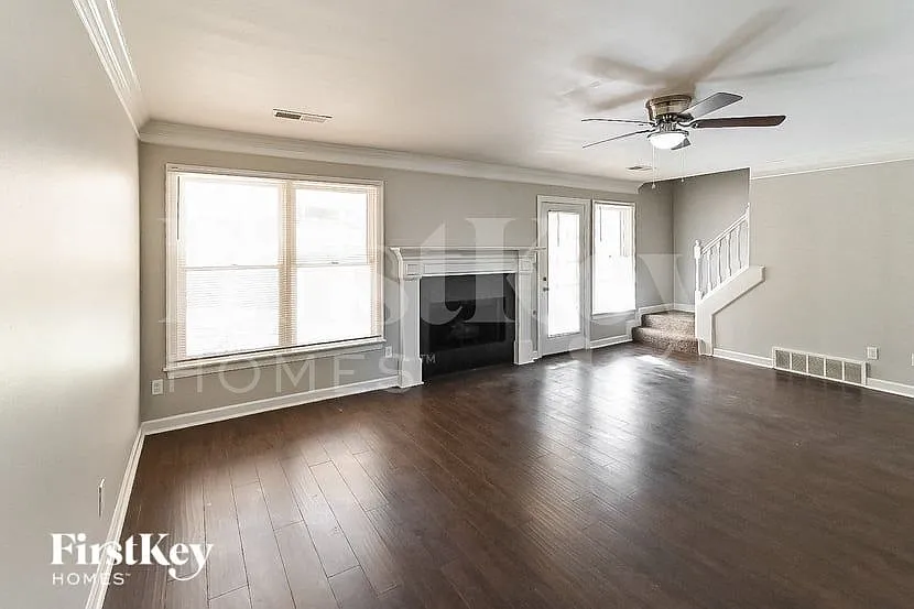 6 bed, 3.5 bath, 3297 sqft, $2,945 — Photo 2