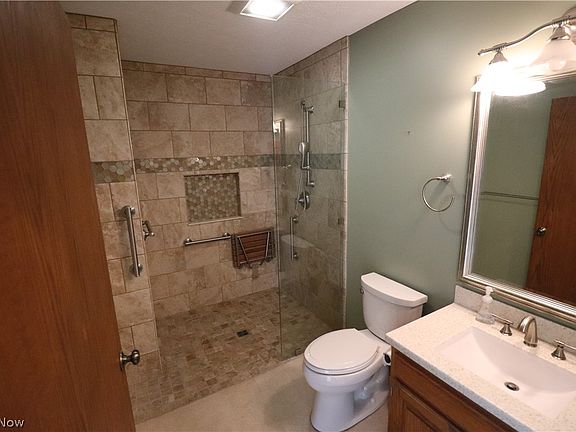 5th image of 41 Pinewood Dr