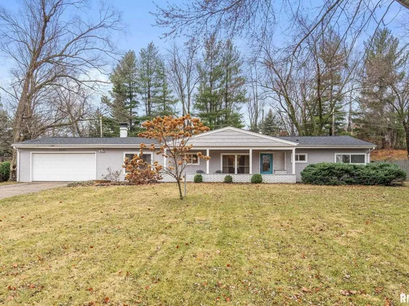 2555 Maryview Ln, Davenport, IA 52807