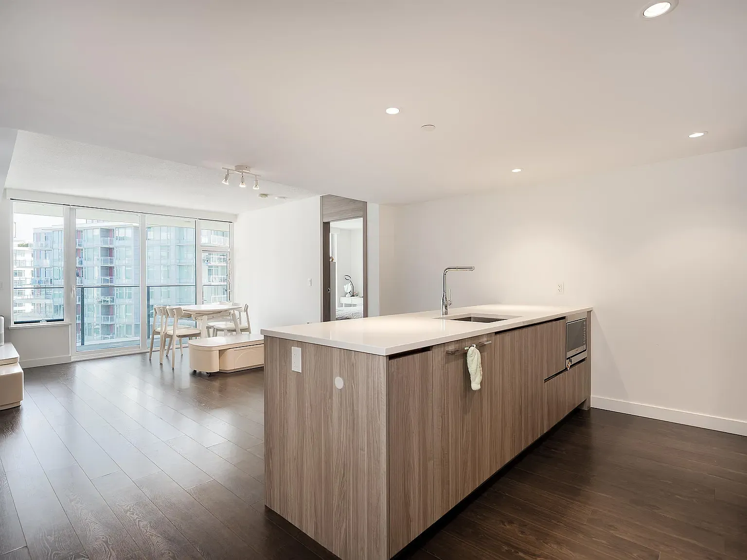 2 bed, 900 sqft, $3,200 — Photo 2