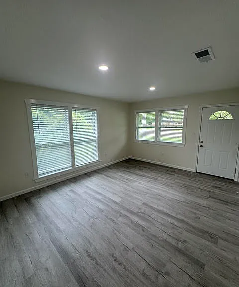 5700 Eastwood Dr — Photo 2