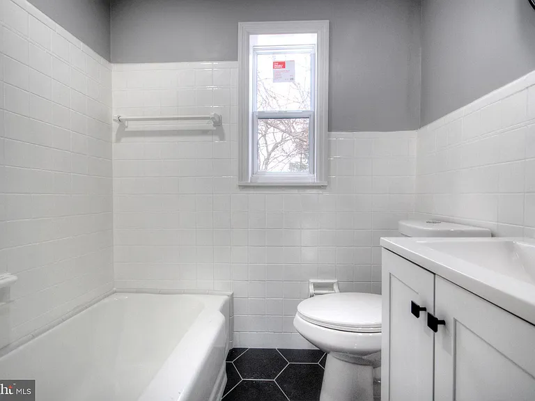 1327 Jackson St — Photo 23