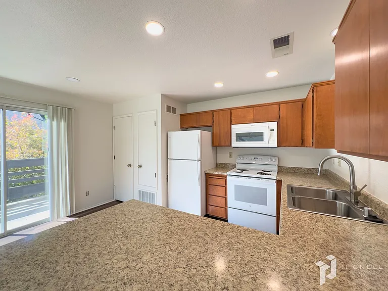 Amanda Place Apartments — Photo 36