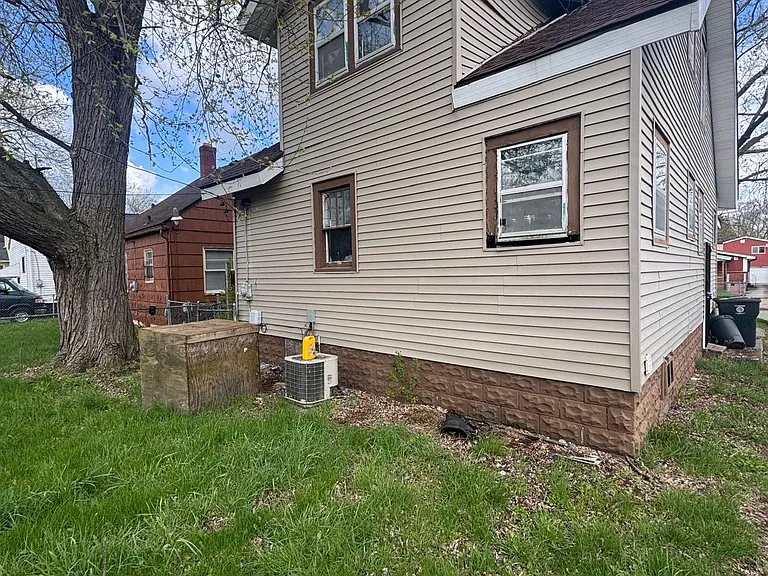614 E Marengo Ave — Photo 32