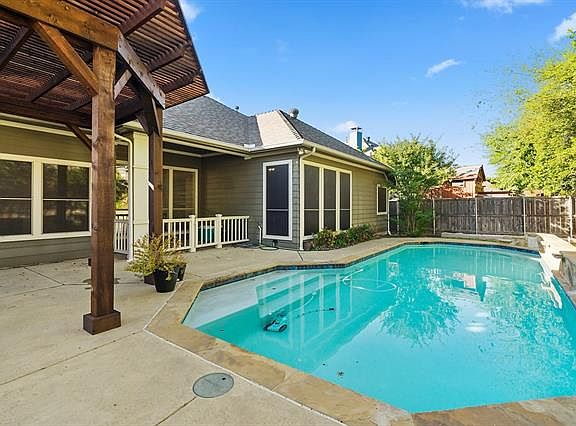 2nd image of 1905 Victoria Cir