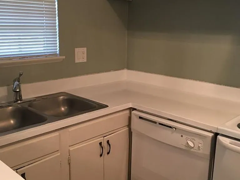 Chateau Orleans Apartments — Photo 56