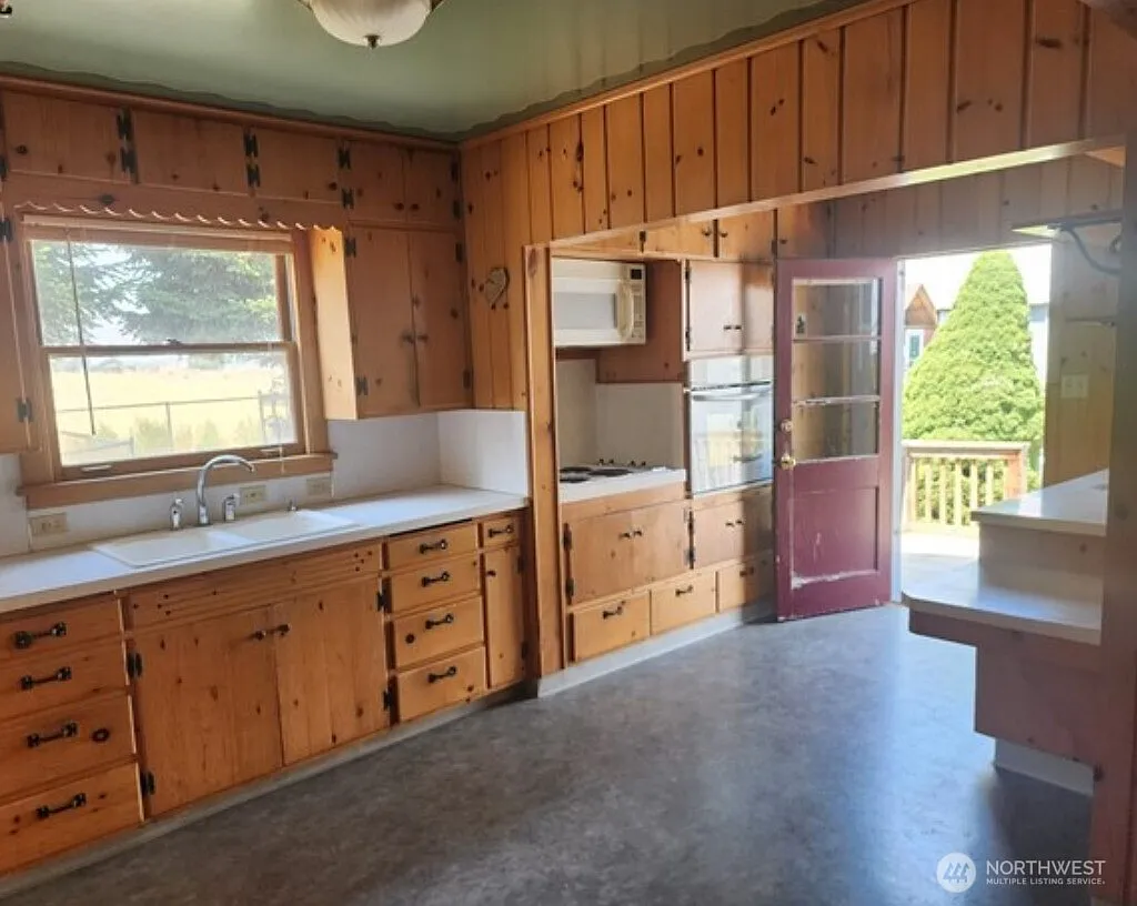 3 bed, 2.0 bath, 1100 sqft, $2,000 — Photo 2