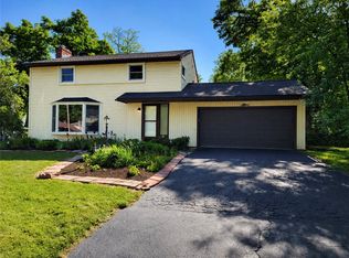10 Blossom Cir W, Rochester, NY 14610