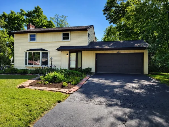 10 Blossom Cir W, Rochester, NY 14610