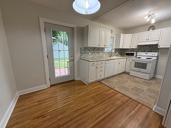 3rd image of 1171 Magnolia Ave E