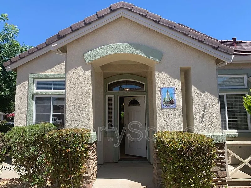 3 bed, 2.0 bath, 1837 sqft, $2,550 — Photo 2