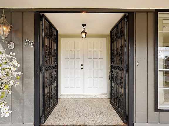 5th image of 706 Cardinal Dr