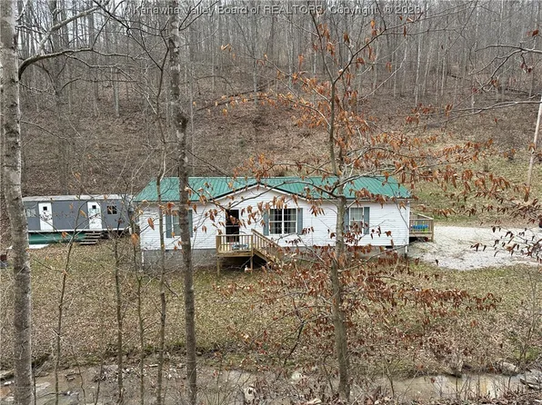 153 Chapel Dr, Yawkey, WV 25573