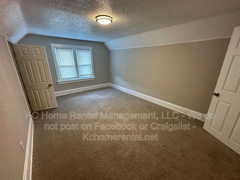 3016 E 32nd St — Photo 23