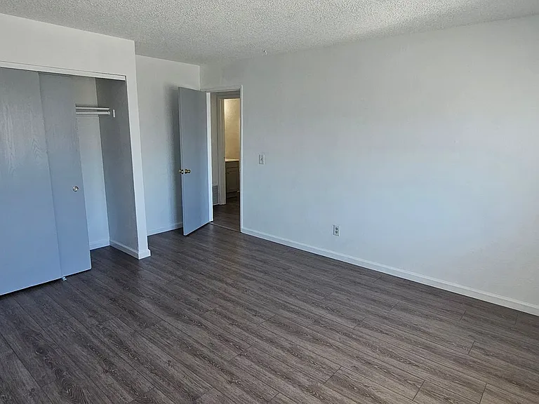 260 Linden St — Photo 6