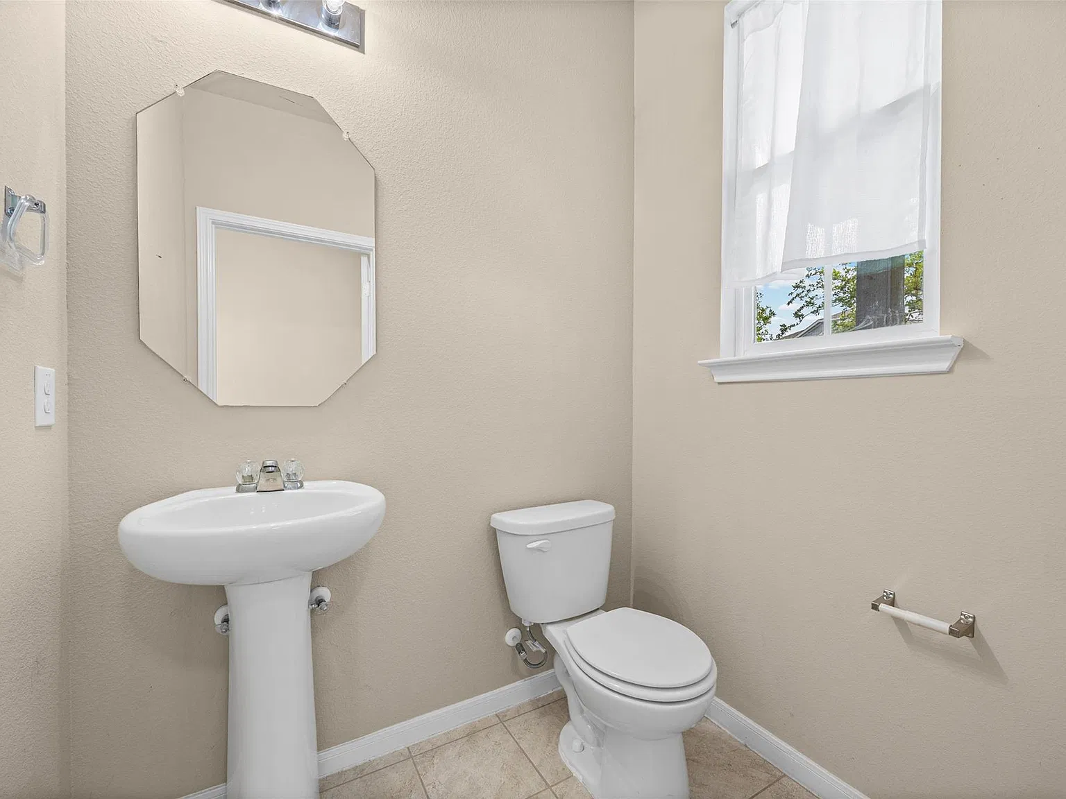 3 bed, 2.5 bath, 1383 sqft, $2,100 — Photo 4