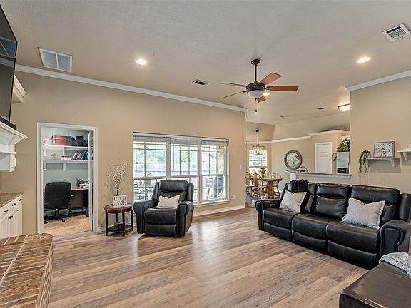 3rd image of 118 Janice Ln