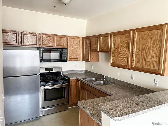 5th image of 814 Summerfield Dr Unit 252