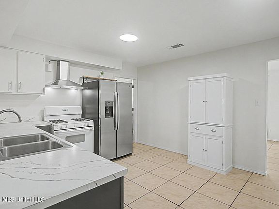 3rd image of 7633 Macon Dr