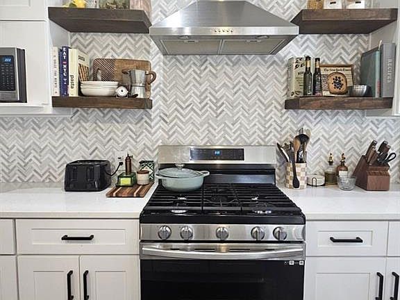 5th image of 1718 Line St