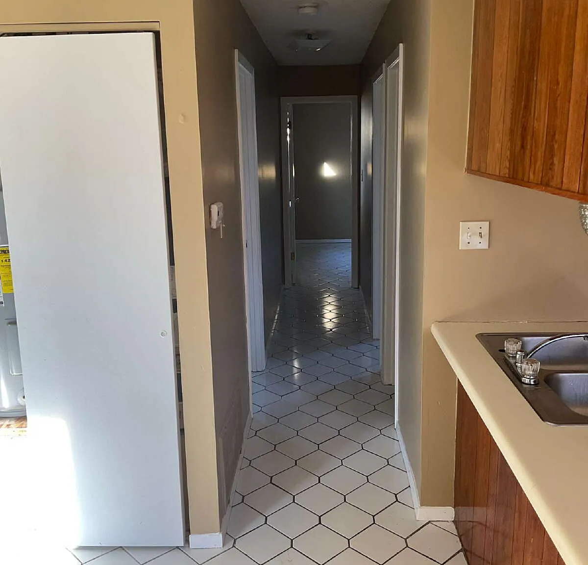 3 bed, 1.0 bath, 798 sqft, $750 — Photo 3