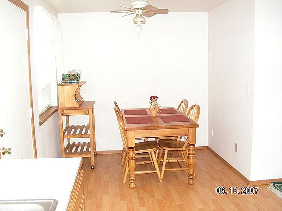 KITCHEN EATING AREA 