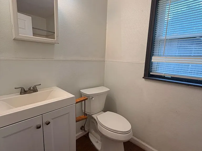 215-217 E Adobe St — Photo 14