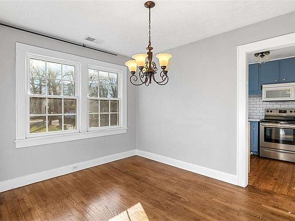 5th image of 724 Charlton St NW