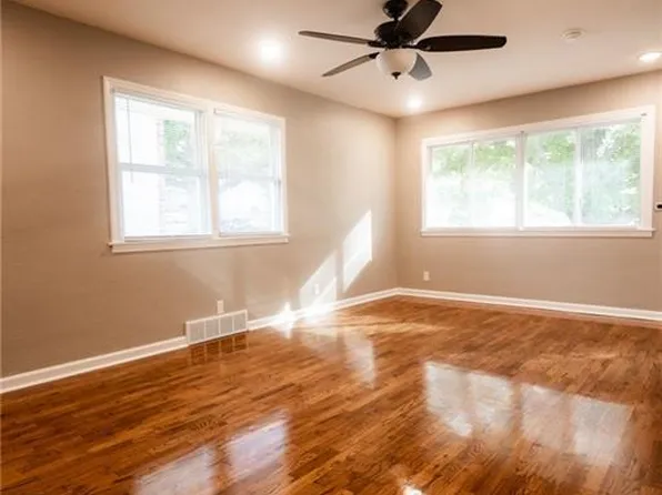 2911 Faraon St, Saint Joseph, MO 64501