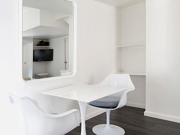 3rd image of 150 W 51st St APT 712