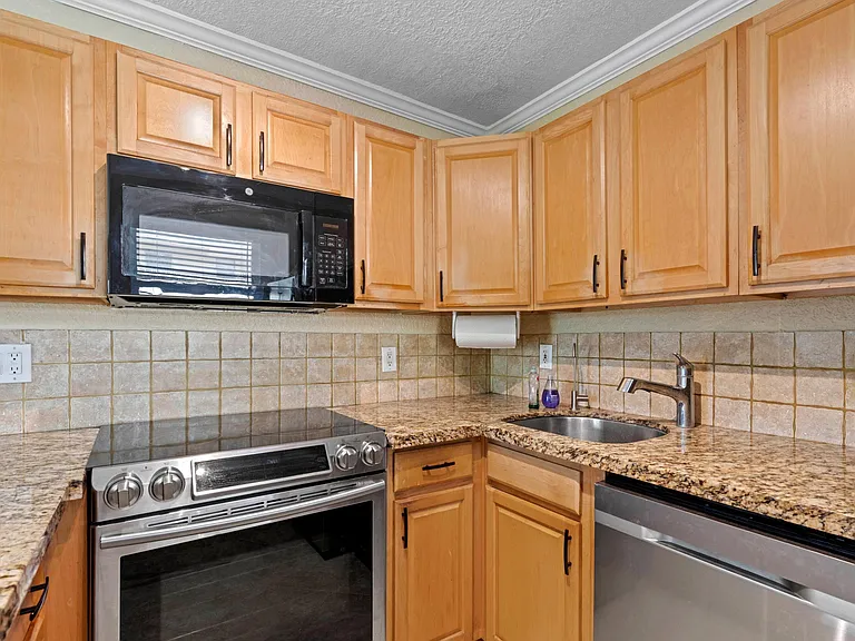 309 NE 16th St #4 — Photo 8