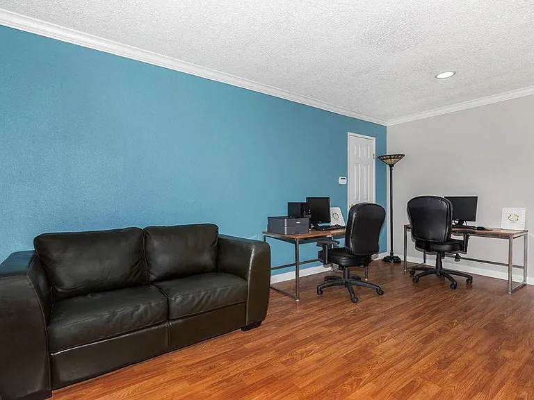 Dorado Plaza Apartments — Photo 20