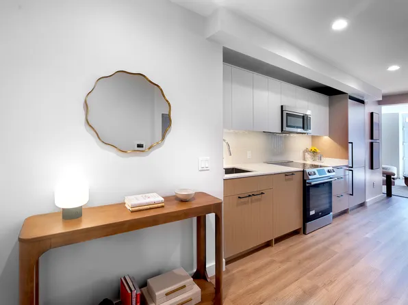 261 West 24th Street image 3 of 12